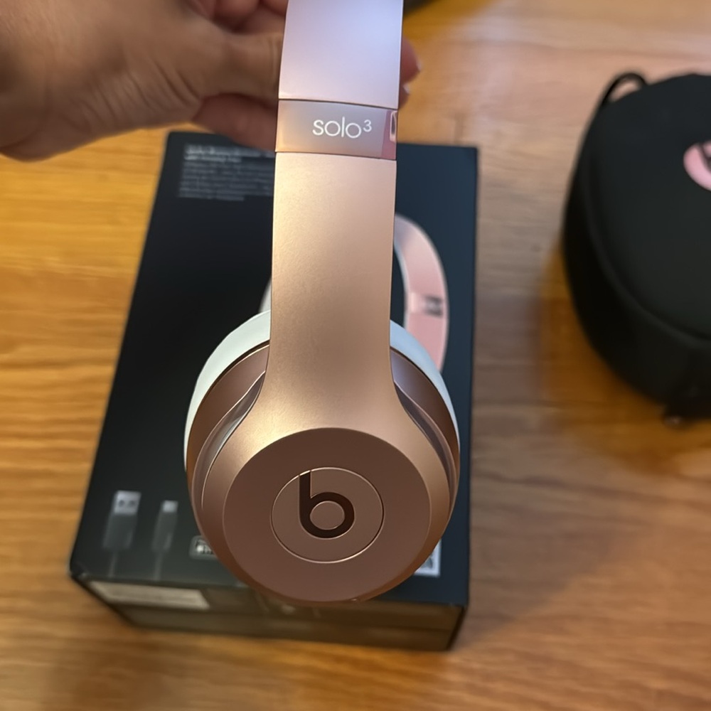 Beats Solo 3 rose gold with box - Picture 3 of 4